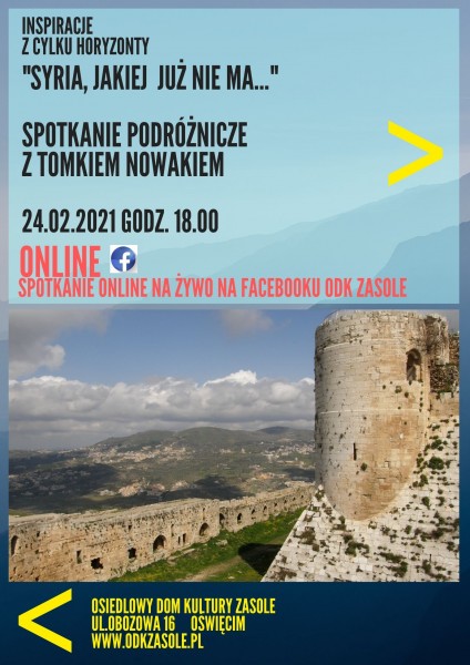 Niebieski plakat przedstawiający ruiny zamku i muru, na wzgórzu, w oddali widać zielone niewysokie wzgórza, niebo z chmurami, na pierwszym planie zamku wierza wartownicza,  tekst zapraszający na wydarzenie online. 