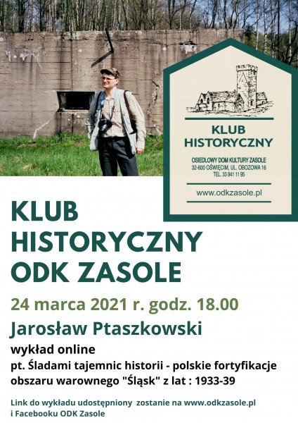 Plakat przedstawiający mężczyznę w koszuli i czarnych spodniach, na szyi ma zawieszony duży aparat fotograficzny. Mężczyzna stoi na tle muru przypominającego bunkier, w tle widać las, brzozy, przed murem jest zielona trawa. Tytuł Klub Historyczny ODK Zaso