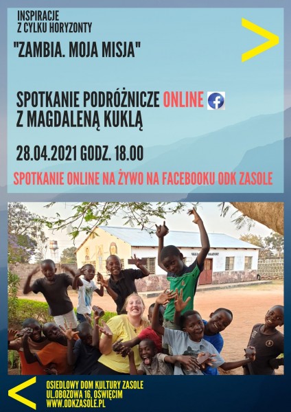 Niebieski plalat ze zdjęciem przedstawiająca radosne i uśmiechnięte zambijskie dzieci wraz z wolontariuszką, wszyscy są ubrani w koszulki w róznych kolorach, wszyscy pozują na wesoło na tle budynku lokalnej szkoły. Tytuł zambia moja misja, spotkanie podró