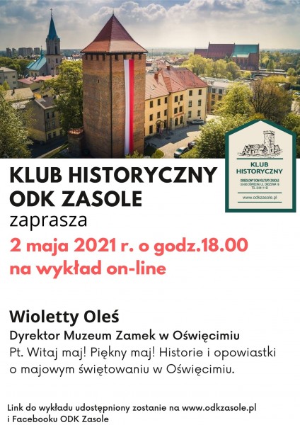 Biały plakat ze zdjęciem przedstawiający panoramę centrum Oświęcimia z lotu ptaka. Na pierwszym planie zamek z zawieszoną z wieży strażniczej biało czerwoną flagą sięgającej aż do ziemi. Na zdjęciu pochmurna ale słoneczna pogoda, zielone drzewa. Tytuł klu