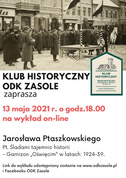 Biały plakat przedstawiający żołnieży stojących na baczność na tle starówki (lata 1924-1939) na pierwszym planie drewniany podest z dwiema masztami z flagami PL, na podeście stoi żołnież. Zdjęcie czaro-białe. Tytuł Klub Historyczny ODK Zasole