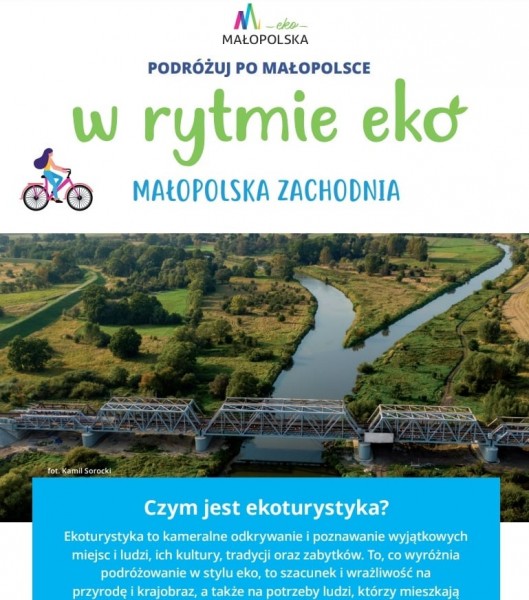 Plakat przedstawiający pejzaż z zielonymi łąkami rzeką oraz przebiegającym nad nim mostem kolejowym. Tytuł w rytmie eko. 