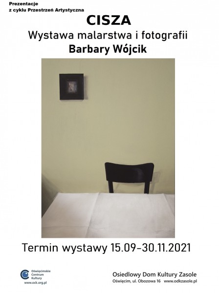 Plakat  przedstawiający nakryty białym obrusem stół, zasucięte czarne krzesło, na żółtej ścianie mała czarna ramka ze zdjęciem. Tytuł Cisza, Wystawa malarstwa i fotografii Barbary Wójcik