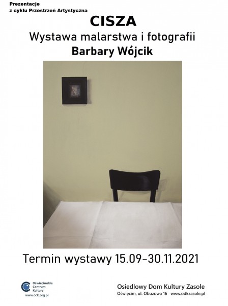 Plakat  przedstawiający nakryty białym obrusem stół, zasucięte czarne krzesło, na żółtej ścianie mała czarna ramka ze zdjęciem. Tytuł Cisza, Wystawa malarstwa i fotografii Barbary Wójcik