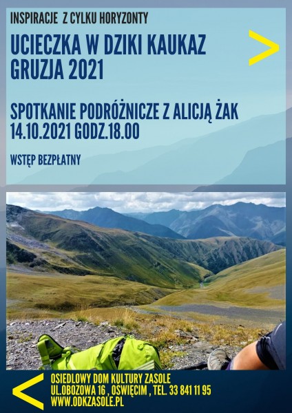 Plakat przedstawiający porośnięte zieloną trawą wzgórza, z widokiem na szczyty i doliny, pochmurzone niebo na pierwszym planie widać połozony na ziemii zielony plecak