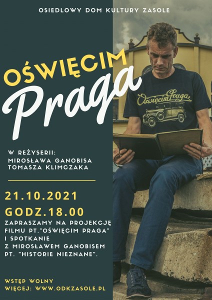 Plakat z dużym napisem Oświęcim Praga, na zdjęciu mężczyzna siedzący na betonowym murku, czyta starą książkę w skupieniu. 