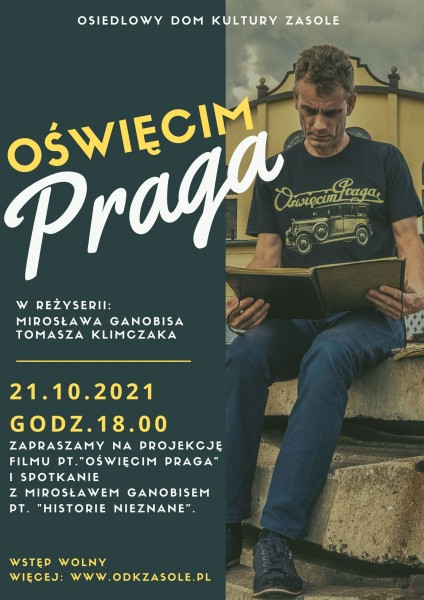 Plakat z dużym napisem Oświęcim Praga, na zdjęciu mężczyzna siedzący na betonowym murku, czyta starą książkę w skupieniu. 