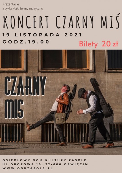 Plakat przedstawiający zdjęcie dwóch idących chodnikiem mężczyzn w białych koszulach z gitarami w futerałąch na plecach. Idą wzdłuż muru budynku z oknami. Tytuł koncert Czarny Miś