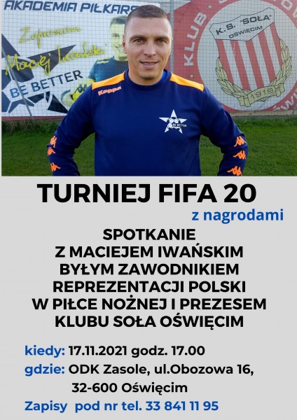 Plakat przedstawiający fotografię uśmiechniętego piłkarza w niebieskiej koszulce, w tle zielona murawa i bannery klubów sportowych. Tytuł Turniej FIFA20 z nagrodami