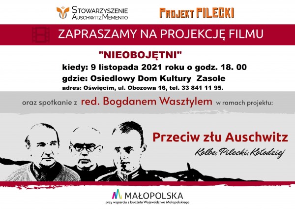 Białoczerwony plakat przedstawiający rysowane postaci Kolbego, Pileckiego i Kołodzieja. Tytuł Zapraszamy na projekcję filmu 