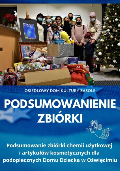 Plakat z niebieskim tłem z rysowaną ubraną w żółty łańcuch i bombki choinką. Na plakacie są kolorowe prezenty obok choinki, a na górze wiszą kolorowe bombki