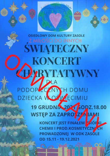Plakat z niebieskim tłem z rysowaną ubraną w żółty łańcuch i bombki choinką. Na plakacie są kolorowe prezenty obok choinki, a na górze wiszą kolorowe bombki