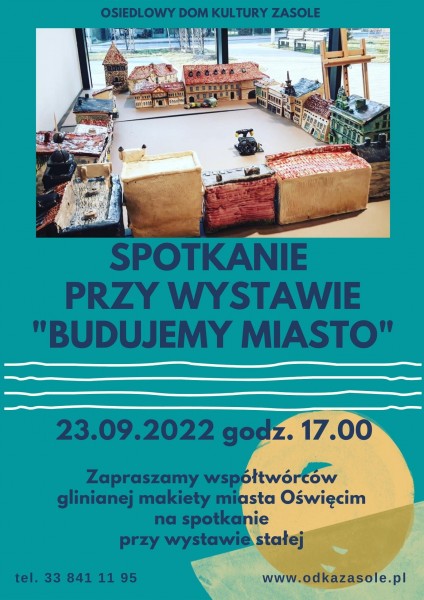 Plakat przedstawiający miniaturową makietę kamienic wykonanych z ceramiki.