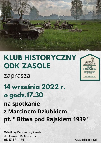 Plakat przedstawiający kolorową fotografię z wozem opancerzonym wraz z żołnierzami kucającymi w wysokiej trawie pośród polany. 