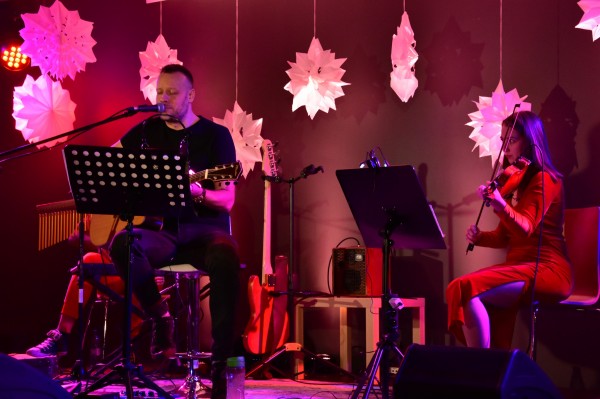 Koncert świąteczny w wykonaniu Jacka Stęszewskiego z zespołem